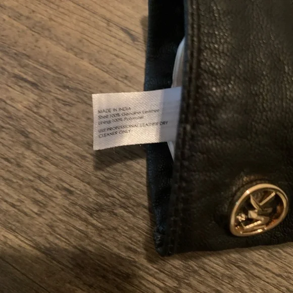 MICHAEL KORS Elegant Touch Tip Black Leather Gloves - Picture 7 of 8